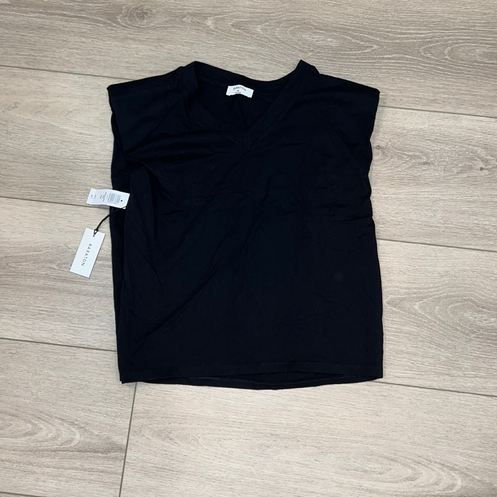 Aritzia/Babaton - XS shoulder padded muscle t (v neck)